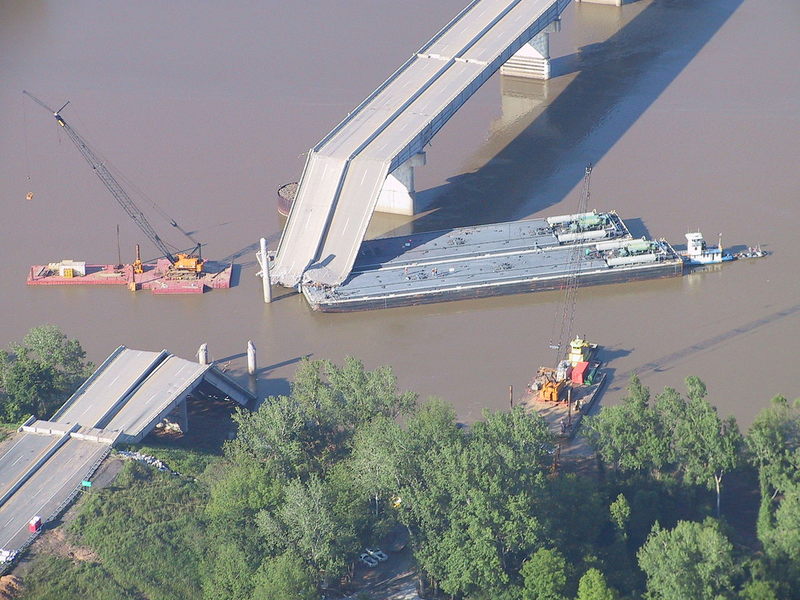 Imagen: El puente el 26 de mayo del 2002. Wikimedia Commons
